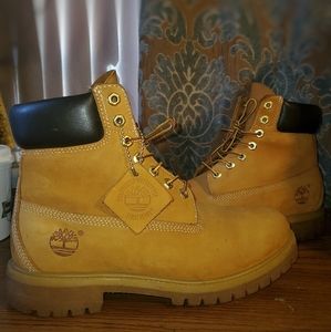 Timberland 6 inch premium boots. Near brand new! W
